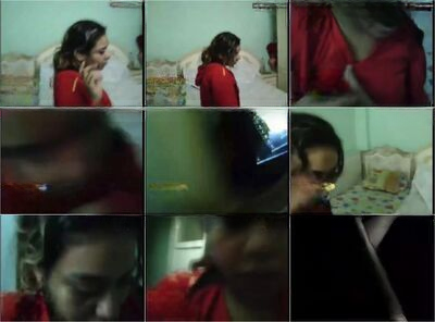 يدخل غرفة أخته الملبن المراهقة والديوث مايرضى يطلع قبل أن يلعب ببزازها وتصير