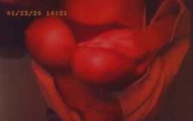 لبوة طالعة لايف بتلعب في بزازها وتمص الخيارة