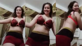 المصريه ملكة الجمال رحمه بجسم زبادى بالعسل النحل وتتشرمط وتتلبون وتمتع زبر عشيقها