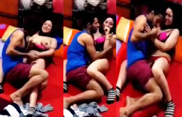 بصوت نقى معزول جايب عشقيته المصريه بكس مقفول يفرش فيها بزبره وينزلهم متلعبش