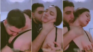 مصري حبيبتو راحتلو البيت وهو ماصدق خلاها تقلع وبيصورها وهو بيبوسها وبيقفش في بزازها وبينيكها