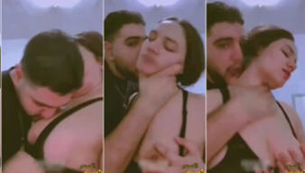 مصري حبيبتو راحتلو البيت وهو ماصدق خلاها تقلع وبيصورها وهو بيبوسها وبيقفش في بزازها وبينيكها